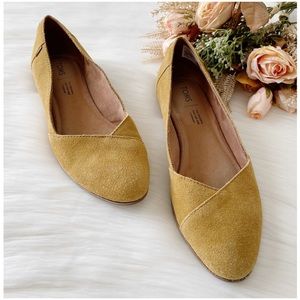 Toms Julie Pointed Toe Mustard Suede Flats Size 8